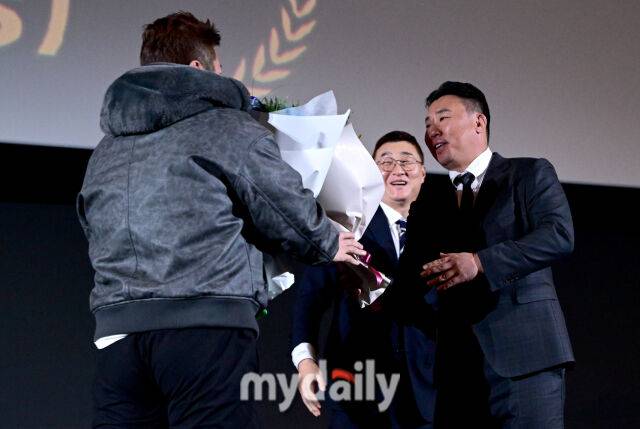 KIA 이범호 감독이 삼성 최형우를 축하하고 있다 / 영등포 = 유진형 기자 zolong@mydaily.co.kr