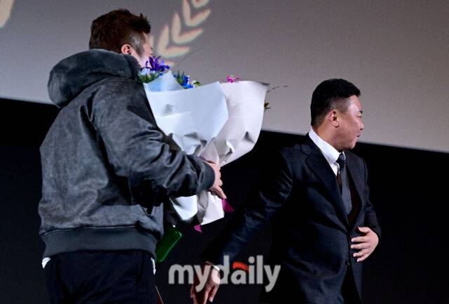 삼성 최형우를 축하한 KIA 이범호 감독이 아쉬워하며 뒤돌아서고 있다 / 영등포 = 유진형 기자 zolong@mydaily.co.kr