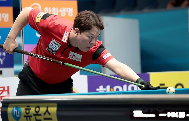 강한 샷을 시도하는 강동궁