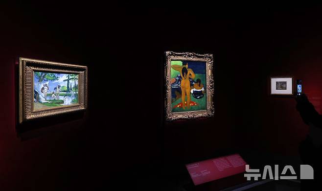 [서울=뉴시스] 박진희 기자 = 국립중앙박물관은 미국 뉴욕 메트로폴리탄박물관이 소장한 로버트 리먼 컬렉션 특별전 ‘인상주의에서 초기 모더니즘까지, 빛을 수집한 사람들’ 언론공개회를 13일 서울 용산구 국립중앙박물관에서 갖고 폴 세잔의 작품 '목욕하는 사람들'(왼쪽)을 선보이고 있다. 2025.11.13. pak7130@newsis.com