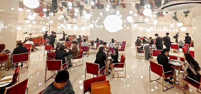 연말을 앞두고 캉카스백화점 로비가 대기 고객들로 붐비고 있다. *재판매 및 DB 금지