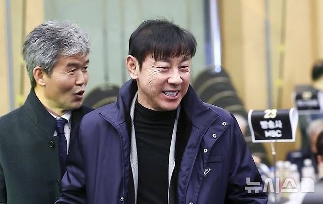 [서울=뉴시스] 김근수 기자 = 신태용 전 울산HD 감독이 1일 서울 서대문구 스위스 그랜드호텔에서 열린 하나은행 K리그 2025 대상 시상식에 참석해 인사를 나누고 있다. 2025.12.01. ks@newsis.com