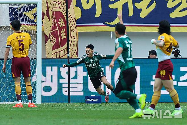 [서울=뉴시스] 권창회 기자 = 전북현대 이동준이 6일 오후 서울 마포구 서울월드컵경기장에서 열린 광주FC와 전북현대의 2025 하나은행 코리아컵 결승전에서 선제골을 넣은 뒤 기뻐하고 있다. 2025.12.06. kch0523@newsis.com
