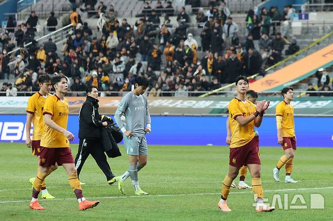 [서울=뉴시스] 권창회 기자 = 6일 오후 서울 마포구 서울월드컵경기장에서 열린 광주FC와 전북현대의 2025 하나은행 코리아컵 결승전에서 2대 1로 패배한 광주FC 선수들이 아쉬워하고 있다. 2025.12.06. kch0523@newsis.com