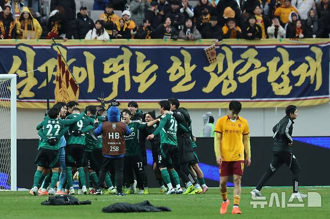 [서울=뉴시스] 권창회 기자 = 6일 오후 서울 마포구 서울월드컵경기장에서 열린 광주FC와 전북현대의 2025 하나은행 코리아컵 결승전에서 2대 1로 승리한 전북현대 선수들이 기뻐하고 있다. 2025.12.06. kch0523@newsis.com