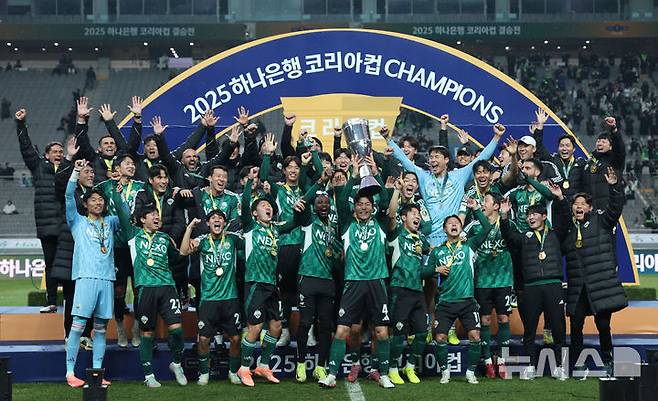[서울=뉴시스] 권창회 기자 = 6일 오후 서울 마포구 서울월드컵경기장에서 열린 광주FC와 전북현대의 2025 하나은행 코리아컵 결승전에서 2대 1로 승리한 거스 포옛 전북현대 감독을 비롯한 선수들이 우승트로피를 들어올리고 있다. 2025.12.06. kch0523@newsis.com