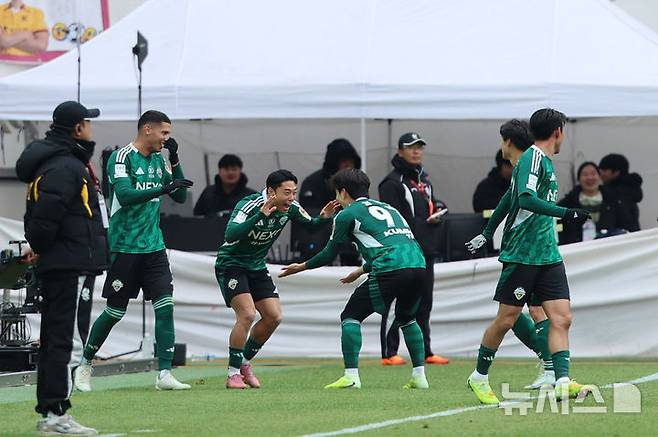 [서울=뉴시스] 권창회 기자 = 전북현대 이동준이 6일 오후 서울 마포구 서울월드컵경기장에서 열린 광주FC와 전북현대의 2025 하나은행 코리아컵 결승전에서 선제골을 넣은 뒤 기뻐하고 있다. 2025.12.06. kch0523@newsis.com