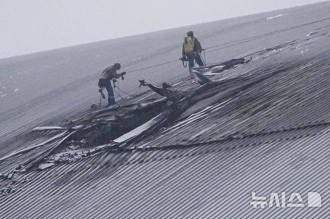 [체르노빌=AP/뉴시스] 지난 2월 14일(현지 시간) 사진으로, 우크라이나 체르노빌 원전 4호기 잔해를 격리하고 방사성 물질 누출을 막기 위해 설치한 강철로 된 돔 구조물(NSC) 지붕이 드론 공격을 받아 파손된 것이 보이고 있다. (사진=뉴시스DB)