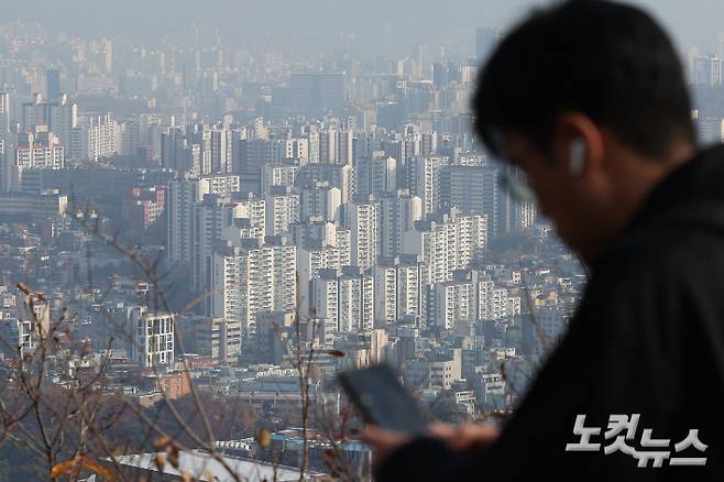 서울 중구 남산에서 바라본 아파트 단지의 모습. 류영주 기자
