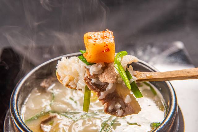 식욕을 회복할 때는 따뜻한 음식을 먹으면 좋다. 식사 전 움츠러들었던 위장을 깨우는 역할을 한다. 클립아트코리아