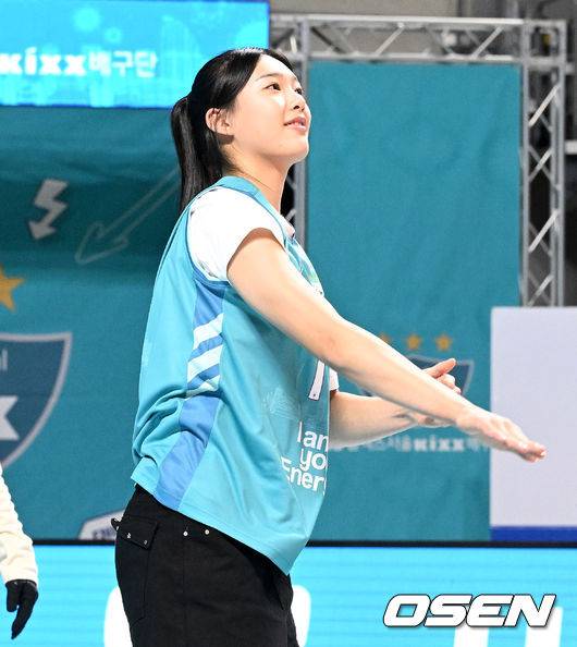 무회전 완벽 시구를 펼친 '리틀 김연경'