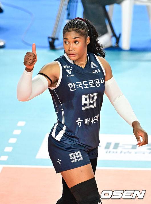 [OSEN=김천, 박준형 기자] 27일 김천실내체육관에서 진에어 2025~2026 V리그 여자부 한국도로공사와 페퍼저축은행의 경기가 진행됐다.한국도로공사(1위 승점 25점, 9승1패)와 페퍼저축은행(3위 승점 16점, 6승3패)이 선두 경쟁 속에서 10연승을 노리는 한국도로공사의 독주를 막고 추격하려는 승부를 펼친다.2세트 한국도로공사 모마가 득점 후 동료들 향해 엄지손가락을 보이고 있다. . 2025.11.27 / soul1014@osen.co.kr