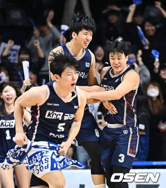 [OSEN=부산, 이석우 기자] 6일 부산 사직체육관에서 2025-2026 LG전자 프로농구 부산 KCC와 원주 DB의 경기가 열렸다.정관장 전에서 잦은 턴오버와 속공 수비 붕괴로 고전한 KCC가 다음 상대인 DB의 ‘스피드 듀오’ 엘런슨과 알바노를 어떻게 제어할지가 관전 포인트로 떠오르고 있다. 빠른 전환 공격을 앞세운 DB에 맞서 KCC가 조직적인 백코트 수비와 공수 전환 개선으로 반등할 수 있을지 관심이 쏠린다.부산 KCC 윤기찬이 4쿼터 승리를 결정짓는 마지막 3점슛을 성공시키고 허웅과 포효하고 있다. 2025.12.06 / foto0307@osen.co.kr
