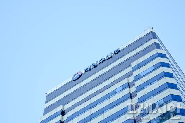 ▲5일 오후 해양수산부가 이전할 부산 동구 IM빌딩 외벽에 해양수산부 간판이 설치되어 있다.ⓒ프레시안(강지원)