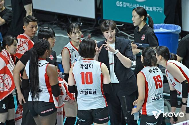 작전타임 중인 페퍼저축은행. /사진=한국배구연맹 제공