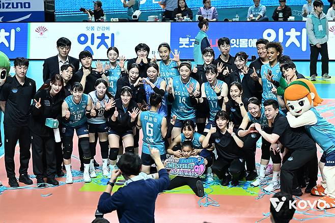 5일 페퍼저축은행전 승리 후 기념 사진을 촬영하고 있는 GS칼텍스 선수들. /사진=한국배구연맹 제공