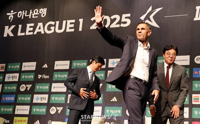 지난 10월 22일 상암누리꿈스퀘어에서 열린 하나은행 K리그1 2025 파이널라운드 미디어데이에 참석한 전북 현대 거스 포옛 감독. /사진=강영조 선임기자