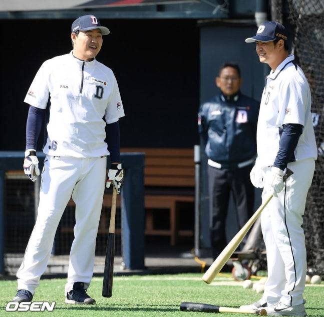2020시즌 함께 두산에서 뛰었던 오재일(왼쪽)과 김재환.