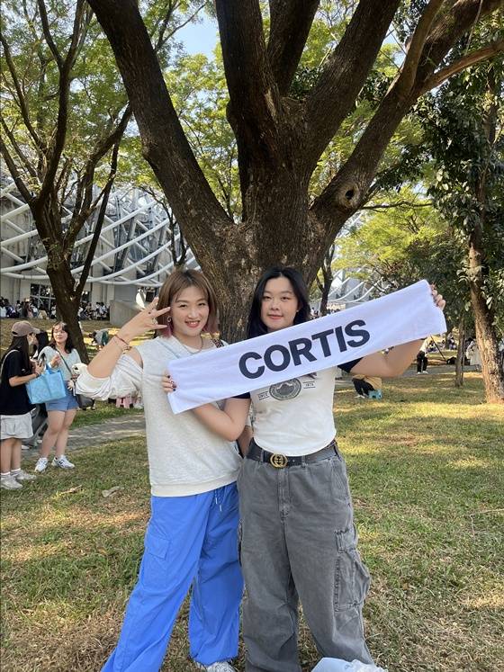 가오슝 내셔널 스타디움에서 개최되는 '10주년 AAA 2025'을 찾은 코르티스 팬들/사진=최혜진 기자