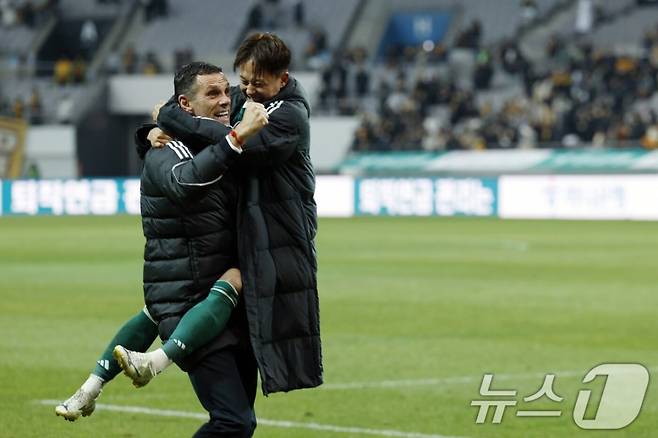 6일 오후 1시 30분 서울월드컵경기장에서 열린 2025 하나은행 코리아컵 결승이 끝난 뒤 거스 포옛(왼쪽) 감독과 이승우가 포옹하고 있다. /사진=뉴스1