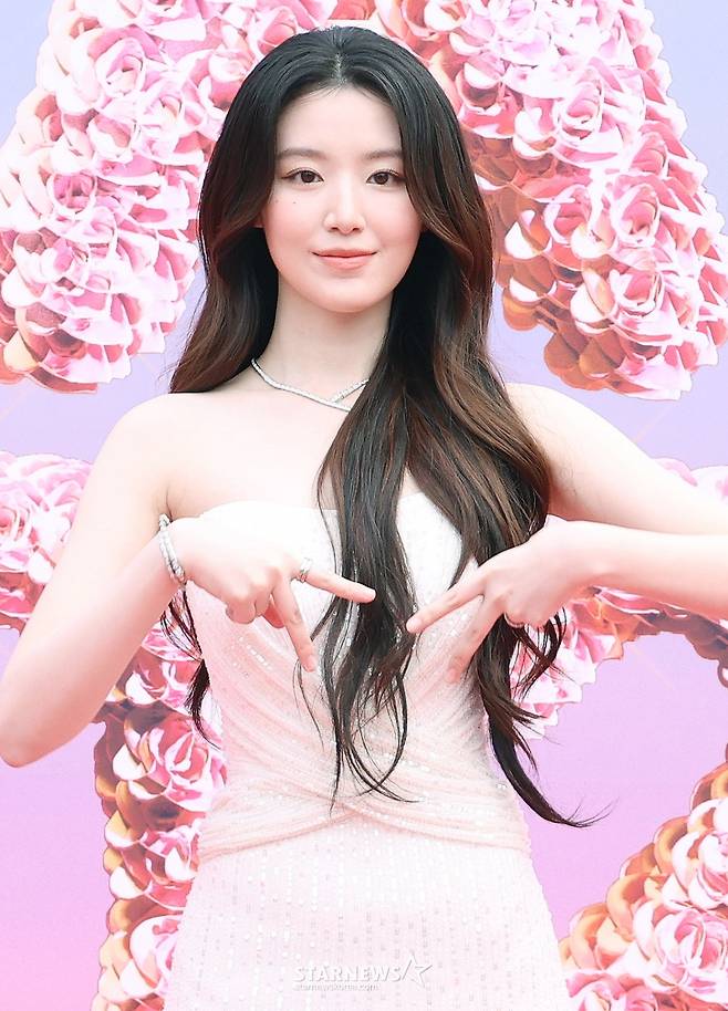 아이들 슈화가 6일 가오슝 내셔널 스타디움에서 진행된 스타뉴스 주최 '10주년 아시아 아티스트 어워즈 2025(10th Anniversary Asia Artist Awards 2025, '10주년 AAA 2025') 레드카펫 행사에 참석해 포즈를 취하고 있다.  12월 6일~7일 양일에 걸쳐 가오슝 내셔널 스타디움에서 펼쳐지는 '10주년 아시아 아티스트 어워즈 2025(10th Anniversary Asia Artist Awards 2025, '10주년 AAA 2025')'와 페스타 'ACON 2025'는 MTN(머니투데이방송)과 위버스(Weverse)를 통해 각각 TV와 온라인 스트리밍으로 생중계 된다. /2025.12.06 /사진=이동훈 photoguy@