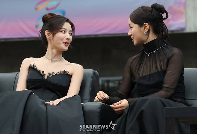 배우 김유정과 혜리가 6일 가오슝 내셔널 스타디움에서 진행된 스타뉴스 주최 '10주년 아시아 아티스트 어워즈 2025(10th Anniversary Asia Artist Awards 2025, '10주년 AAA 2025') 수상자석에서 대화룰 나누고 있다.   12월 6일~7일 양일에 걸쳐 가오슝 내셔널 스타디움에서 펼쳐지는 '10주년 아시아 아티스트 어워즈 2025(10th Anniversary Asia Artist Awards 2025, '10주년 AAA 2025')'와 페스타 'ACON 2025'는 MTN(머니투데이방송)과 위버스(Weverse)를 통해 각각 TV와 온라인 스트리밍으로 생중계 된다. /사진=김진경 kim.jinkyung@
