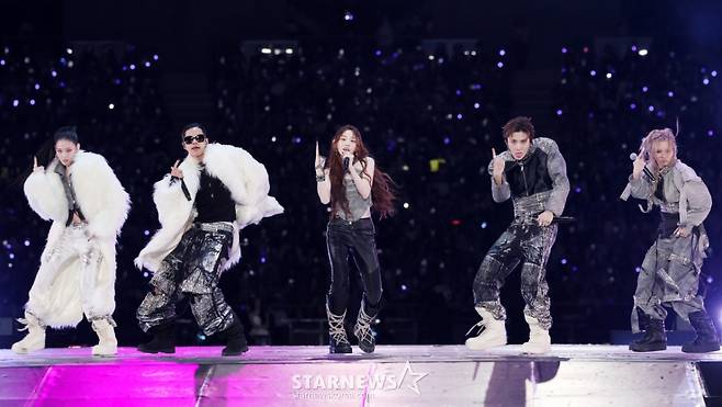 그룹 올데이프로젝트가 6일 대만 가오슝 내셔널 스타디움에서 진행된 스타뉴스 주최 '10주년 아시아 아티스트 어워즈 2025(10th Anniversary Asia Artist Awards 2025, '10주년 AAA 2025')에서 멋진 무대를 선보이고 있다.  12월 6일~7일 양일에 걸쳐 가오슝 내셔널 스타디움에서 펼쳐지는 '10주년 아시아 아티스트 어워즈 2025(10th Anniversary Asia Artist Awards 2025, '10주년 AAA 2025')'와 페스타 'ACON 2025'는 MTN(머니투데이방송)과 위버스(Weverse)를 통해 각각 TV와 온라인 스트리밍으로 생중계 된다.  /2025.12.06 /사진=김휘선 hwijpg@