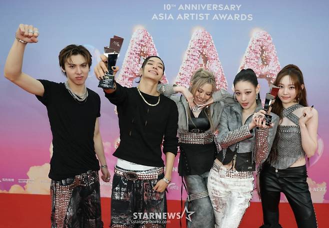 혼성그룹 올데이프로젝트가 6일 가오슝 내셔널 스타디움에서 진행된 스타뉴스 주최 '10주년 아시아 아티스트 어워즈 2025(10th Anniversary Asia Artist Awards 2025, '10주년 AAA 2025')에서 신인상, 핫트랜드상을 수상한 뒤 포즈를 취하고 있다.  12월 6일~7일 양일에 걸쳐 가오슝 내셔널 스타디움에서 펼쳐지는 '10주년 아시아 아티스트 어워즈 2025(10th Anniversary Asia Artist Awards 2025, '10주년 AAA 2025')'와 페스타 'ACON 2025'는 MTN(머니투데이방송)과 위버스(Weverse)를 통해 각각 TV와 온라인 스트리밍으로 생중계 된다. /2025.12.06 /사진=이동훈 photoguy@