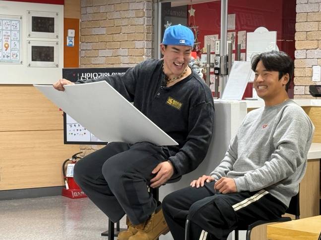 안현민(왼쪽)과 강민성이 6일 수원KT위즈파크에서 열린 '신인요리왕 안현민' 행사에서 팬들과 이야기 나누고 있다. /사진=KT 위즈 제공