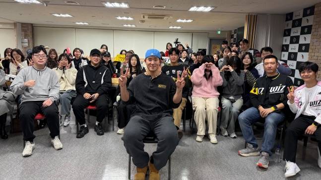 안현민이 6일 수원KT위즈파크에서 열린 '신인요리왕 안현민' 행사에서 KT 팬들과 기념사진을 찍고 있다. /사진=KT 위즈 제공