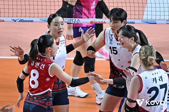 6일 오후 인천삼산월드체육관에서 열린 진에어 2025-2026 V-리그 여자부 3라운드 흥국생명과 현대건설의 경기, 현대건설 선수들이 득점 후 기뻐하고 있다. KOVO