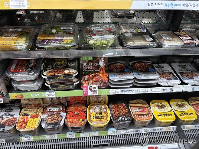 종류도 다양…간편식 풍년 (서울=연합뉴스) 최혜정 인턴기자 = 지난 1일 서울 서대문구의 한 편의점 냉장 코너에 즉석조리식·샐러드 등 1인용 간편식이 빼곡히 진열돼 있다. 2025.12.6