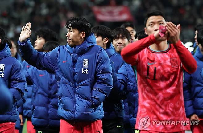 관중들에게 인사하는 손흥민 (서울=연합뉴스) 김인철 기자 = 18일 서울 마포구 서울월드컵경기장에서 열린 남자축구 국가대표 A매치 평가전 대한민국과 가나의 경기. 1-0으로 승리한 한국의 손흥민이 경기 종료 후 그라운드를 돌며 관중들에게 인사하고 있다. 2025.11.18 yatoya@yna.co.kr