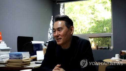 연합뉴스와 [삶] 인터뷰 중인 노동운동가 하종강 [연합뉴스 사진]