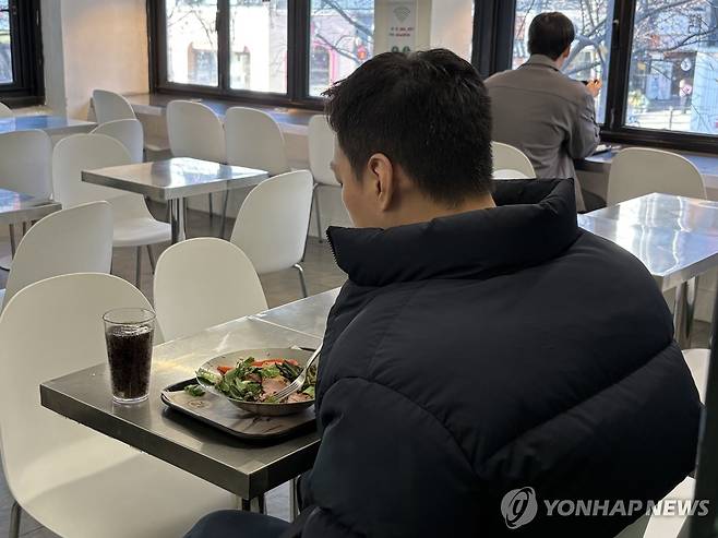 '혼자서도 잘 먹어요' (서울=연합뉴스) 최혜정 인턴기자 = 지난 1일 서울 서대문구 한 샐러드 가게. 2025.12.6