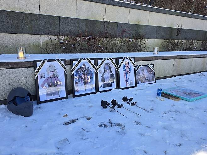 게임 캐릭터 영정사진 앞에 놓인 조화 [촬영 김주환]