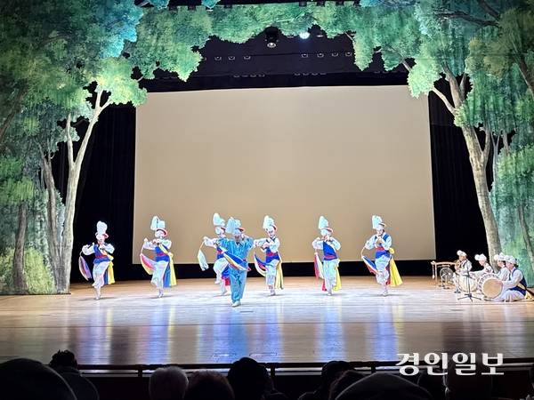 지난 6일 오후 인천 부평아트센터 해누리극장에서 열린 지운하 명인의 ‘예인 인생 70년’ 기념 공연 ‘동행’에서 지운하 명인이 제자들과 함께 풍물 공연을 선보이고 있다. 2025.12.6 /박경호기자 pkhh@kyeongin.com