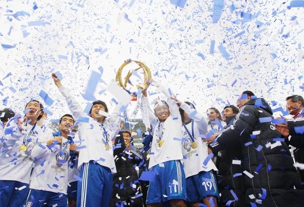 사진은 지난 2008년 12월 7일 수원월드컵경기장에서 벌어진 프로축구 K-리그 2008 챔피언 결정 2차전 수원 삼성과 FC 서울과의 경기에서 2대1로 승리, 챔피언이 된 수원 삼성 선수들이 우승 트로피를 들고 기뻐하고 있다. /연합뉴스DB