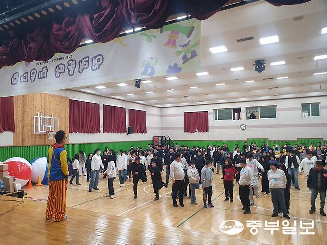 발달장애인들의 축제 2025 얼렁뚱땅 체육대회가 6일 한국선진학교 강당에서 진행되고 있다. 이태호 기자