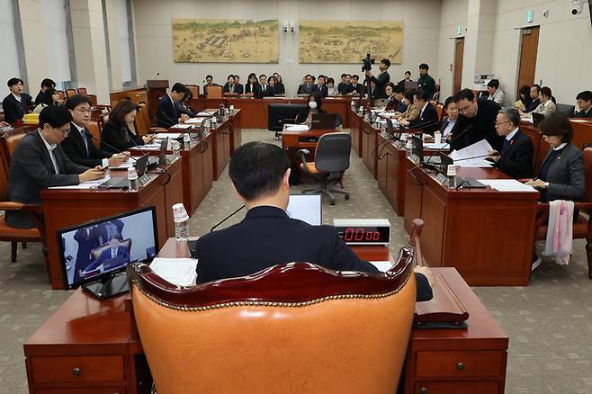 지난달 26일 서울 여의도 국회에서 열린 교육위원회 전체회의에서 더불어민주당 소속 김영호 위원장이 안건을 상정하며 의사봉을 두드리고 있다. 연합뉴스