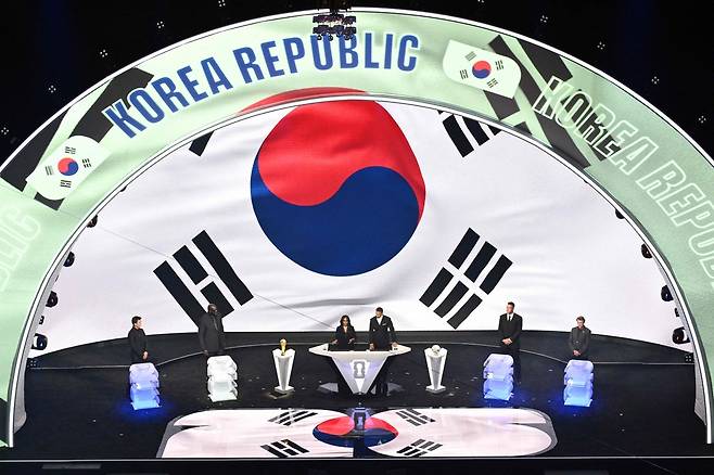 6일 미국 워싱턴DC 케니디센터에서 열린 2026 국제축구연맹(FIFA) 북중미 월드컵 본선 조 추첨식에서 한국의 추첨이 진행되고 있다.