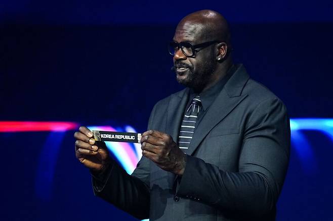 6일 미국 워싱턴DC 케니디센터에서 열린 2026 국제축구연맹(FIFA) 북중미 월드컵 본선 조 추첨식에서 미국의 농구 스타 샤킬 오닐이 한국을 뽑고 있다. <연합뉴스>