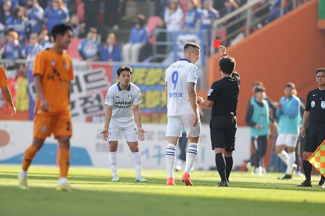 7일 제주월드컵경기장에서 열린 하나은행 K리그 승강 플레이오프 2차전 수원 삼성과 제주 SK의 경기에서 수원 이기제(왼쪽 두번째)가 상대 선수를 고의로 타격해 주심으로부터 레드카드를 받고 있다.