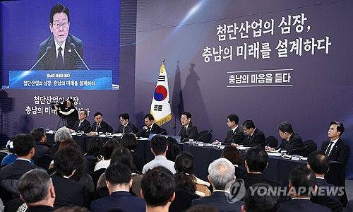 이재명 대통령이 5일 충남 천안시 한국기술교육대학교에서 열린 '충남의 마음을 듣다' 타운홀미팅에서 토론을 주재하고 있다. 단상 왼쪽부터 이용철 방위사업청장, 김성범 해수부 차관, 김정관 산업통상부 장관, 안규백 국방부 장관, 이재명 대통령, 김경수 지방시대위원장, 류덕현 재정기획보좌관, 하준경 경제성장수석, 김태흠 충남도지사.