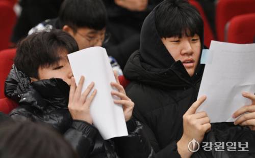 2026학년도 대학수능시험 성적표가 배부된 5일 춘천시 사농동 강원자치도청소년수련원에서 춘천고 3학년 학생들이 자신의 시험 성적표를 확인하고 있다. 이날 춘천고는 1,2학년 기말고사가 진행 중인 학교 대신 도청소년수련원에서 수험생들을 위한 특강을 가진 후 성적표를 배부했다.