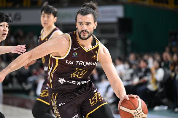 창원LG 마레이가 7일 창원체육관에서 열린 수원KT와 경기에서 드리블 하고 있다. /KBL