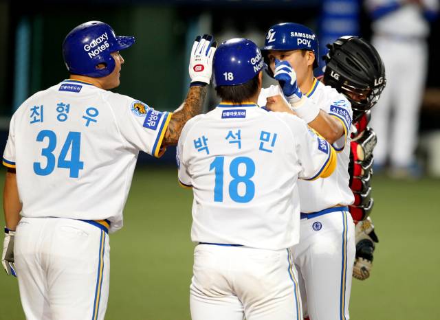 2015시즌 삼성 라이온즈에서 함께 뛰던 최형우와 박석민이 홈런을 치고 홈으로 들어오는 선배 이승엽을 반겨주는 모습. 삼성 제공