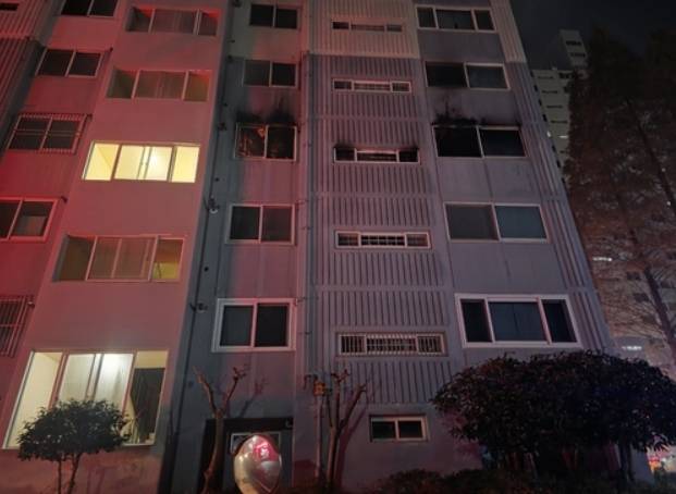 7일 새벽, 경남 창원시 마산합포구 월영동의 한 아파트에서 화재가 발생해 60대 부부가 사망하고 130여 명의 주민이 긴급 대피하는 사고가 발생했다. 연합뉴스 제공