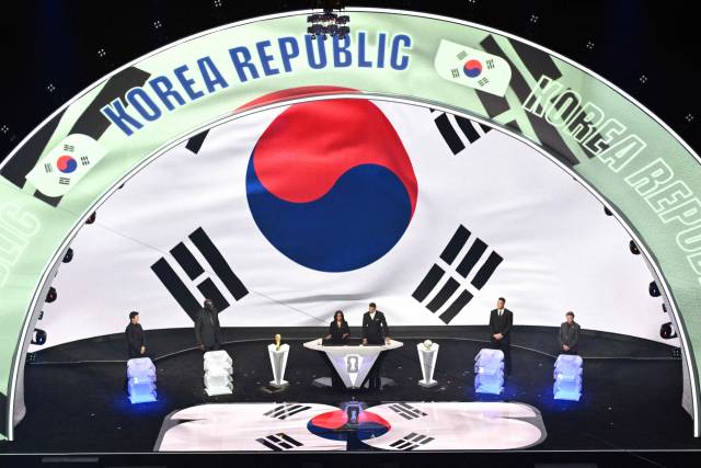 6일 미국 워싱턴DC의 케네디센터에서 열린 2026 FIFA 북중미 월드컵 조 추첨식 도중 태극기가 현장에 설치된 스크린을 통해 보여지고 있다. 연합뉴스