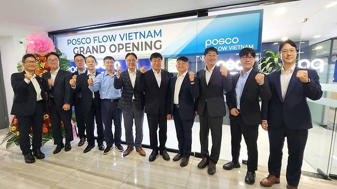 ▲ 3일 포스코플로우 베트남 법인 개소식에 포스코플로우 반돈호 사장을 비롯해 그룹 내 7개 법인이 참석해 축하의 인사를 전하고 있다.